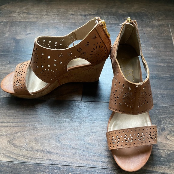 BCBG Nude Leather Wedges - Picture 7 of 7